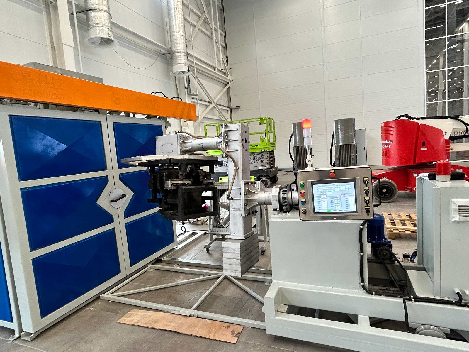 L臂电加热滚塑机